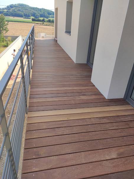 Création d'une terrasse avec structure en acier et plancher en bois exotique sur mesure à Toussieu