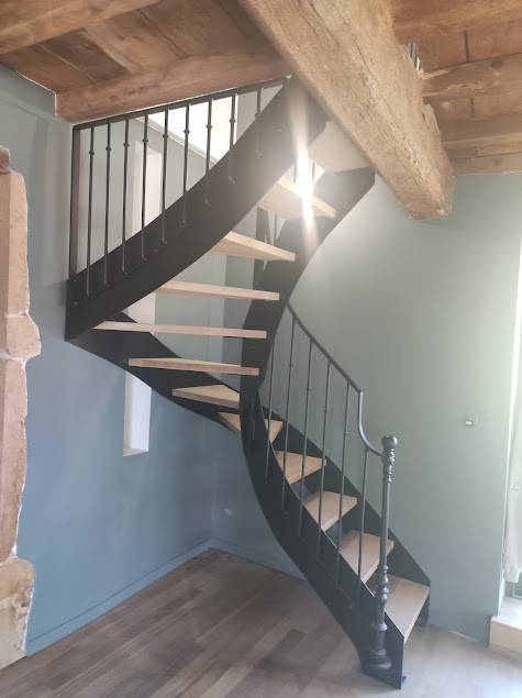 Réalisation d'un escalier sur mesure en acier et bois massif à Sainte Foy Lès Lyon