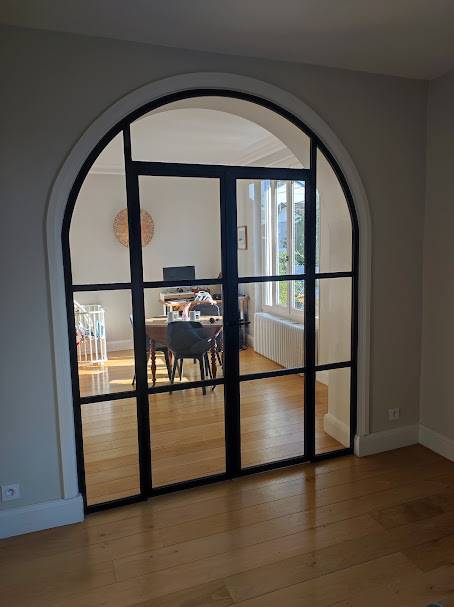 Création d'une cloison vitrée avec porte battante dans une arche à Lyon