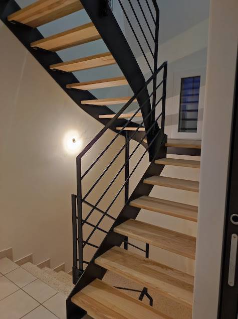 Création de deux escaliers en acier et bois sur mesure à Brignais