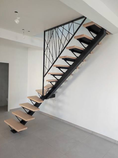 Réalisation d'un escalier quart tournant sur mesure en acier et bois à Chaponost