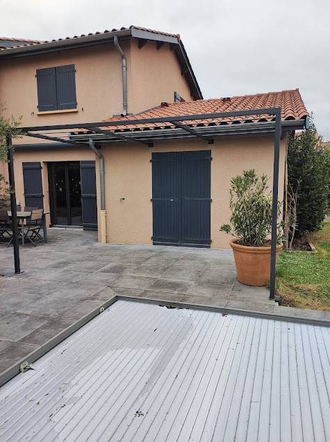 Fabrication et pose d'une belle pergola sur mesure près de Brignais