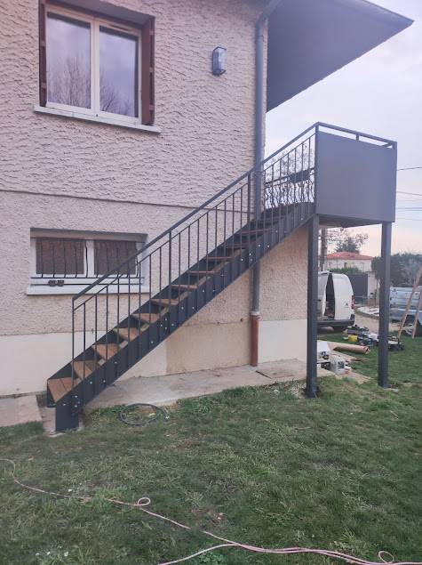 Création d'un escalier extérieur droit à Brignais
