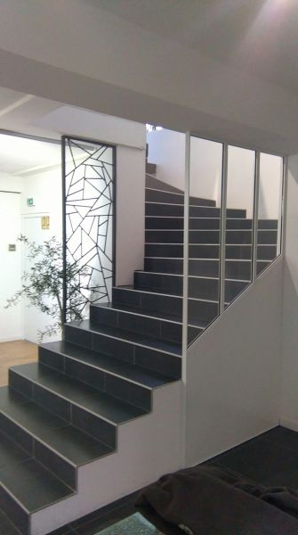 Artisan métallier pour créer un garde corps verrière d'un escalier à Chaponost