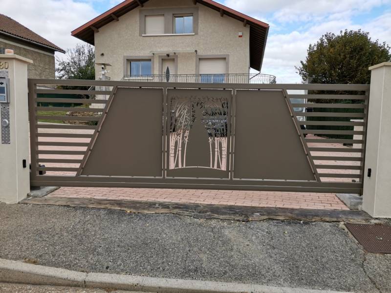 Fabrication et pose d'un portail autoportant dans la région lyonnaise