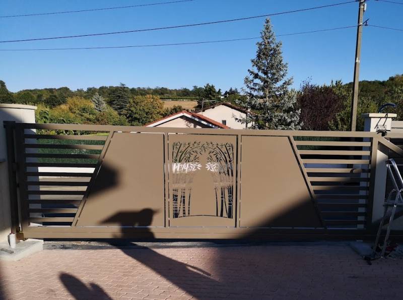 Réalisation d'un portail autoportant avec découpe laser près de Lyon