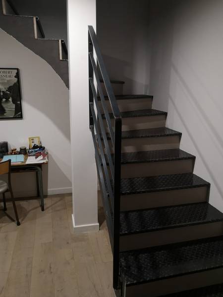 Habillage d'un escalier en tôles larmées à Thurins