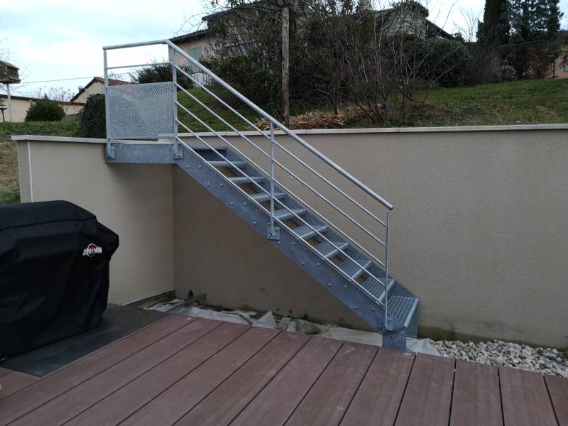 Création d'un escalier droit en acier galvanisé à Millery