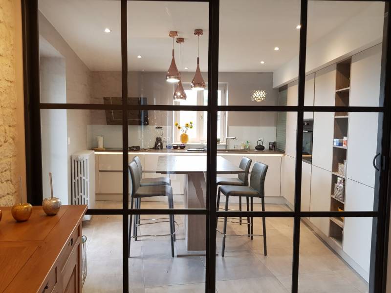 Création d'une cloison totalement vitrée avec une porte coulissante à Mornant