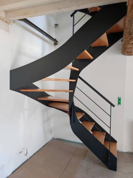 Conception d'un escalier doubles limon en acier et bois à Brignais