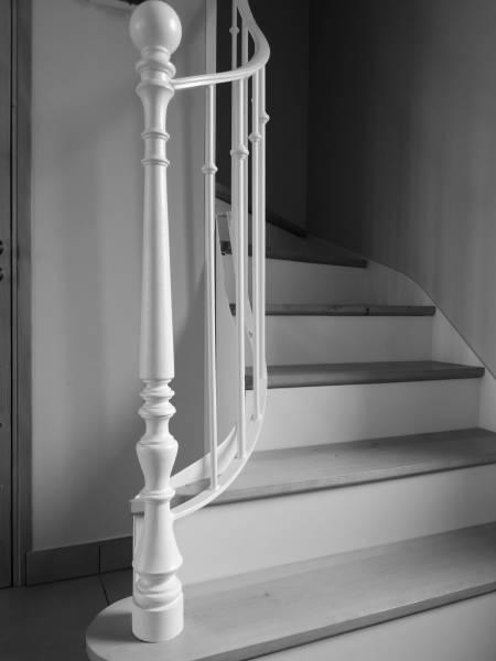 Fabrication et pose d'un escalier sur mesure à Orliénas