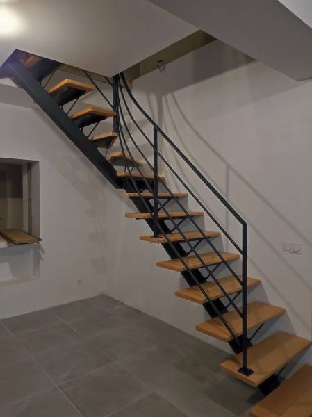 Conception d'un joli escalier sur mesure en acier et bois à Oullins