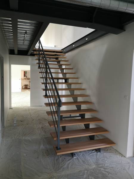 Réalisation sur mesure d'un escalier et de son garde-corps barreaudé pour une totale sécurité