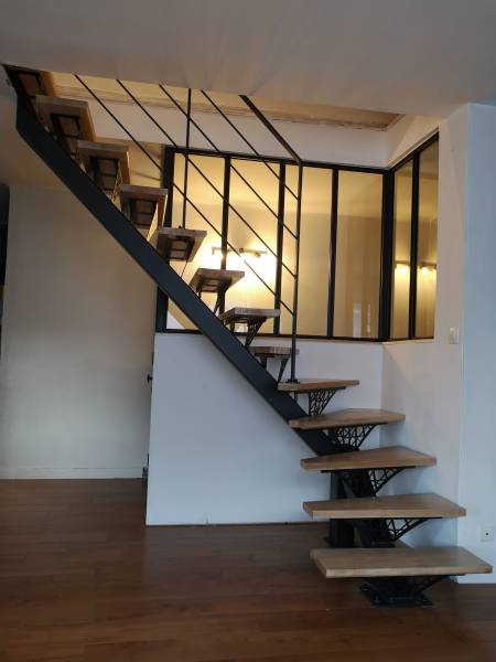 réalisation d'un bel escalier quart tournant en acier et bois près de Lyon