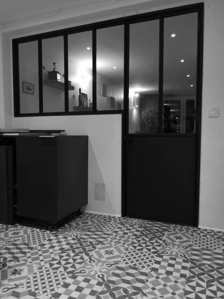 Très jolie verrière fixe en acieravec sa porte battante sur mesure